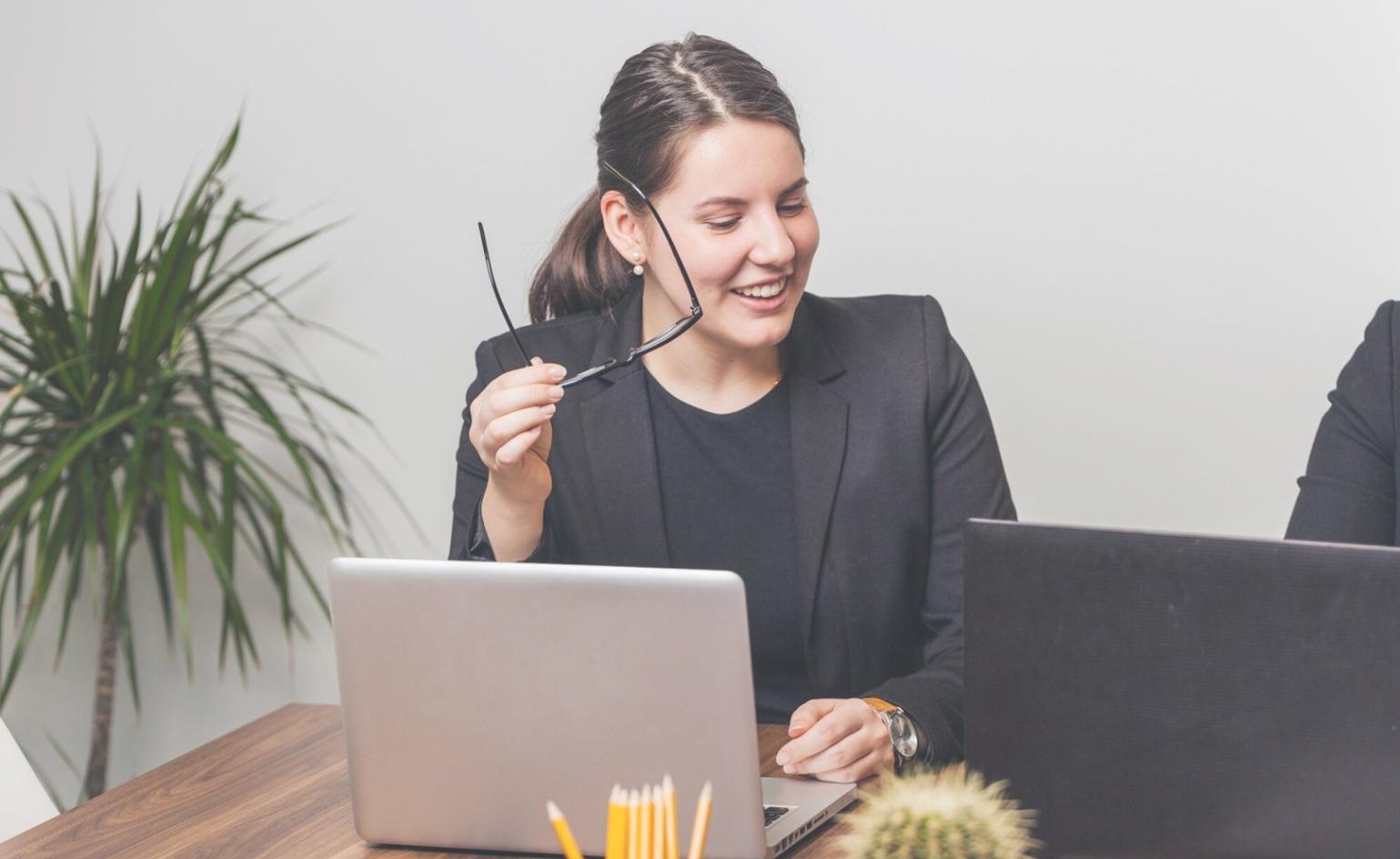 Ambiente di coaching professionale con manager in sessione di sviluppo